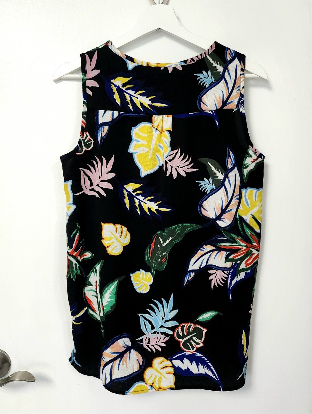 C&E Sleeveless Black Tropical Print Blouse - Picture 6 of 11